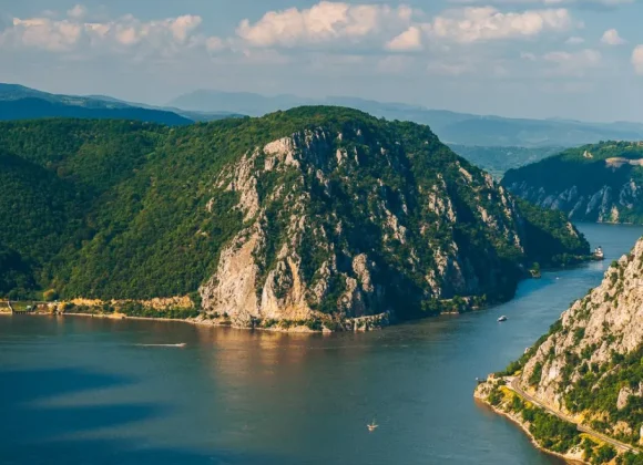 Multe pensiuni de pe Clisura Dunării scoase la vânzare. Turismul pe tichete face primele victime. Cu servicii scumpe și proaste nu mai reușesc să atragă turiști trescovat