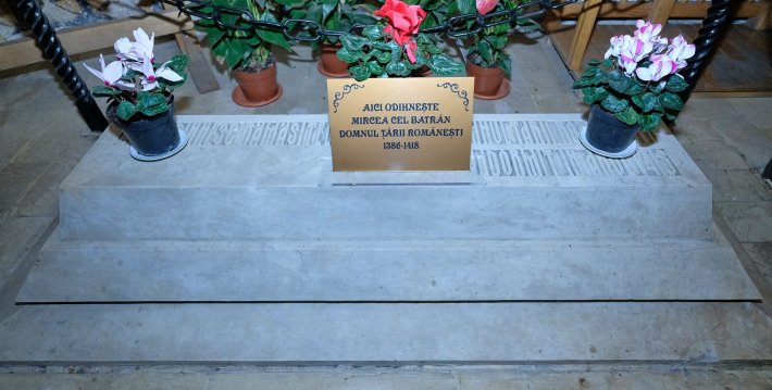Mormântul lui Mircea cel Bătrân de la Mânăstirea Cozia, redeschis după un secol mircea